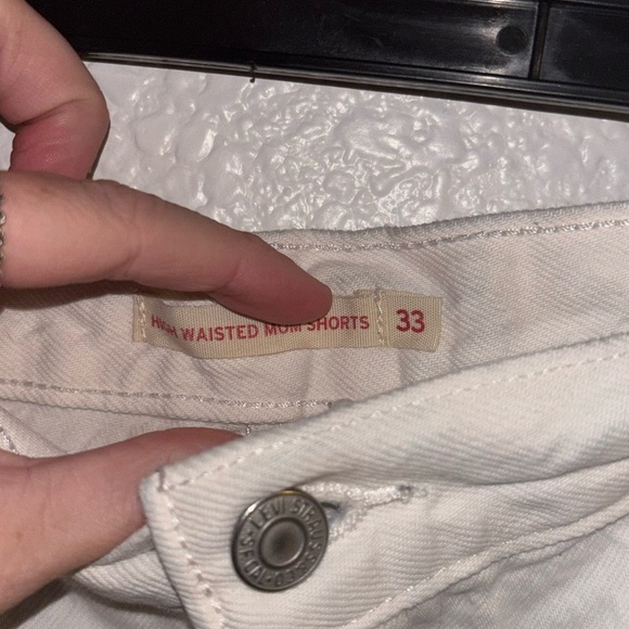 Levi's White Jean Shorts with Frayed Hem and Distressed Details - Picture 2 of 3
